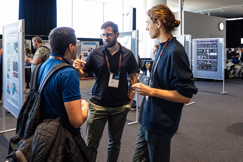 The theme of the conference is “Enabling Discovery by Integrating Microscopy, Machine Learning, and Automation”. The first of its kind in the field, it will bring together about 150 scientists from Europe and abroad working at the forefront of imaging, AI, and hardware development to re-imagine the microscope of the future. Posters session