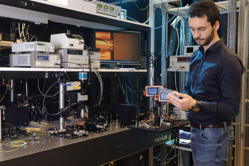 EPFL researchers have developed a hybrid device that significantly improves existing, ubiquitous laser technology.