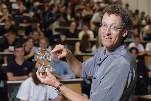 Simon Henein meilleur enseignant 2023 de la section de microtechnique de l’EPFL a un pied dans l’ingénierie et l’autre dans les arts. Son cœur, lui, est à 100% dans l’enseignement. Convaincu de l’intérêt de combiner les trois, le meilleur enseignant 2023 de la section de microtechnique de l’EPFL mise sur la création collective.