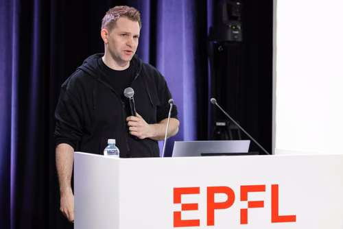 Max Schrems est une figure clé dans le domaine de la protection des données internationales, salué pour ses efforts juridiques novateurs visant à défendre les droits individuels en matière de données.