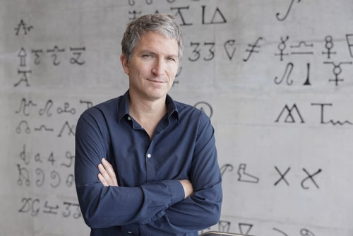 A l’école obligatoire, il détestait les maths. Cela n’a pas empêché Sacha Friedli d’être désigné meilleur enseignant 2022 de la section de mathématiques de l'EPFL. Moyennant une rencontre providentielle et un séjour prolongé au Brésil.