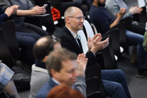 The EPFL EssentialTech Centre invites you to join 5 inspiring panelists in their reflections on how science and technology can be harnessed in the pusuit of peace. The objective is to identify how STEM can be leveraged to address all forms of violence.