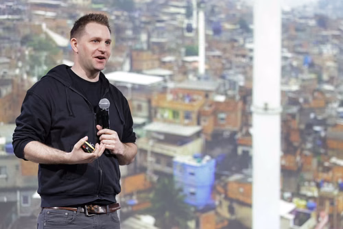 Max Schrems est une figure clé dans le domaine de la protection des données internationales, salué pour ses efforts juridiques novateurs visant à défendre les droits individuels en matière de données.