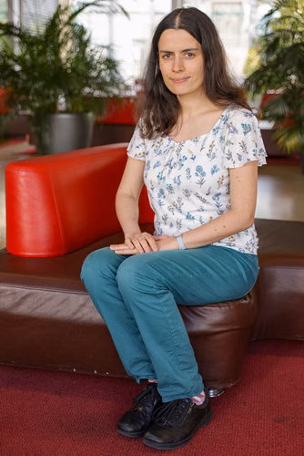 Anne-Florence Bitbol takes a cross-disciplinary approach to teaching that’s a hit with her students. Named the best teacher in EPFL’s life sciences engineering section for 2023, she encourages students to leave their options open – just as she’s been doing herself for the past 20 years.
