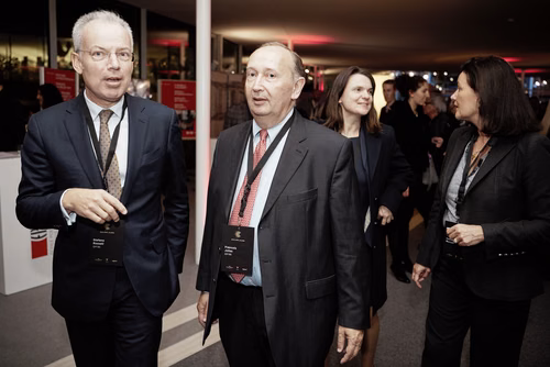 La première édition du gala EPFL Alumni a réuni près de 650 diplômé.es au Rolex Learning Center. Ils ont pu participer à une soirée festive et entendre le Prof. Patrick Aebischer – Président de l’EPFL jusqu’à fin 2016 – et le Prof. Martin Vetterli – Président de l’EPFL dès 2017 – échanger sur la transmission de Présidence.