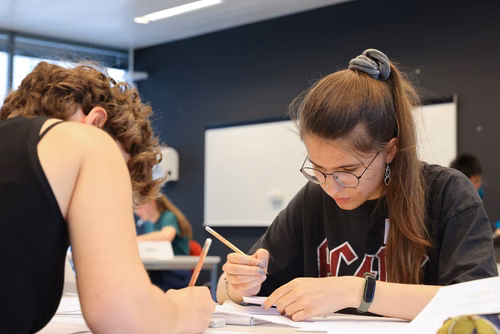 Le concours Alkindi-suisse est une compétition de cryptographie qui a lieu chaque année et ouverte aux classes de 9e, 10e et 11e secondaires. Il est organisé par l’EPFL, les associations Animath et France-ioi. La participation est entièrement gratuite.