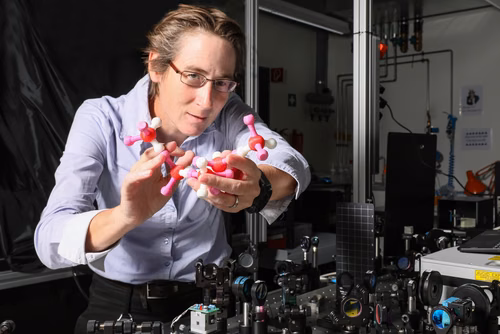 Sylvie Roke, professeur de bio-ingénierie à l’EPFL, vient d’être nommée membre de la Société américaine de physique. Cette reconnaissance lui a été décernée par ses pairs pour « des contributions fondamentales dans le domaine des technologies de diffusion optique et d'imagerie non linéaires pour l’étude des systèmes aqueux complexes et de leurs interfaces ».