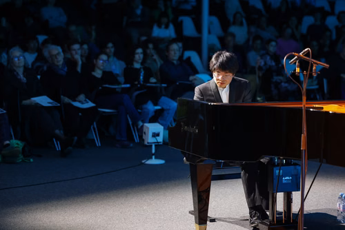 Dans le cadre de l’exposition Musica ex Machina, EPFL Pavilions présente un concert exceptionnel entre mathématiques, musique et pensée computationnelle, donné par le pianiste, compositeur et improvisateur américano-taïwanais Kit Armstrong.