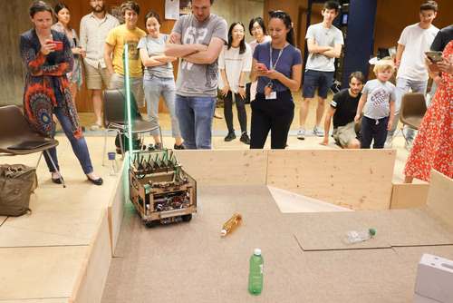 Quatre équipes de trois étudiants ont travaillé pendant un semestre pour concevoir et construire un robot de A à Z. Lors de la compétition, chacun des robots aura 10 minutes pour récolter le plus grand nombre de bouteilles vides et les ramener à la station de recyclage.