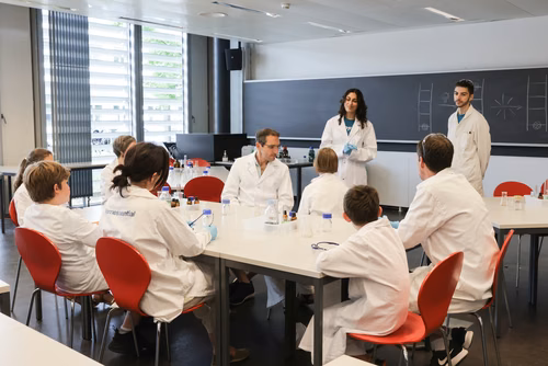 Remises des attestations pour les enfants du Jura 2023 En présence du Ministre de l’éducation du Canton du Jura, M. Martial Courtet Service de promotion des Sciences 