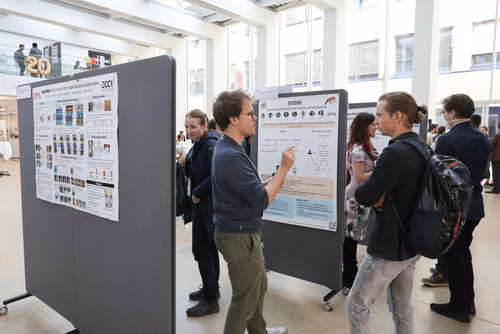 Cette année, la Faculté informatique et communications célèbre son 20e anniversaire, une étape importante dans un domaine qui s’est transformé au cours des deux dernières décennies. Durant cette période, des milliers d’étudiantes et étudiants en bachelor, en master et en doctorat ont obtenu leur diplôme, et ont ensuite contribuer à l’évolution de la branche, tant dans le milieu universitaire que dans le secteur privé.