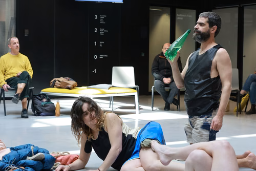 Dans le cadre du festival Les Culturelles du CDH-Culture et suite au workshop RUINED qui a permis à des étudiant·es de fabriquer une sculpture en mycelium, la performance MOLDING propose un ensemble de gestes performatifs dans le prolongement de l’œuvre vivante.