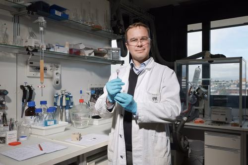 EPFL chemical engineers have invented a solar-powered artificial leaf, built on a novel electrode which is transparent and porous, capable of harvesting water from the air for conversion into hydrogen fuel. The semiconductor-based technology is scalable and easy to prepare.