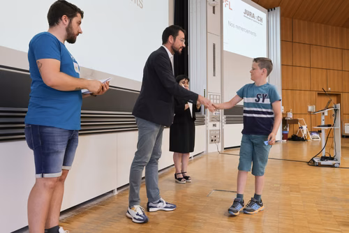 Remises des attestations pour les enfants du Jura 2023 En présence du Ministre de l’éducation du Canton du Jura, M. Martial Courtet Service de promotion des Sciences 