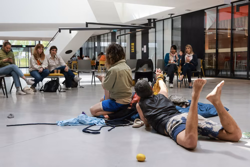 Dans le cadre du festival Les Culturelles du CDH-Culture et suite au workshop RUINED qui a permis à des étudiant·es de fabriquer une sculpture en mycelium, la performance MOLDING propose un ensemble de gestes performatifs dans le prolongement de l’œuvre vivante.