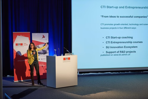 22 entrepreneurs ont participé au concours de “pitch” devant 400 personnes lors de la Startup Champions Seed Night coorganisée par l’EPFL Alumni et venturelab au Forum Rolex Learning Center. Tej Tadi (PhD SV’11), fondateur et CEO de MindMaze, était l’invité d’honneur de cette édition.