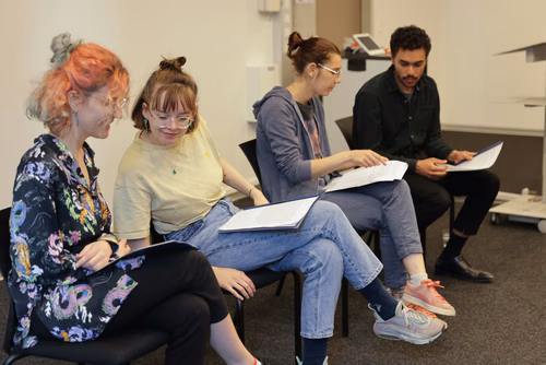 Suite à un atelier d’écriture piloté par le CDH-Culture, des comédien·es du PET lisent des textes écrits par des étudiant·es, doctorant·es et personnel administratif de l’EPFL et de l’UNIL sur le thème de l’Energie.