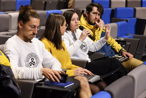 Tous les membres de la communauté EPFL, étudiant·e·s et collaborateur·trice·s de l’EPFL sont invité·e·s à l’édition 2022 de notre traditionnelle allocution de la Direction.