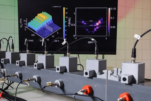 Des scientifiques de l’EPFL ont conçu un système acoustique pour dépasser les contraintes de la physique quantique et étudier comment les atomes communiquent dans la matière condensée. Ils espèrent construire la version acoustique d’un ordinateur quantique.