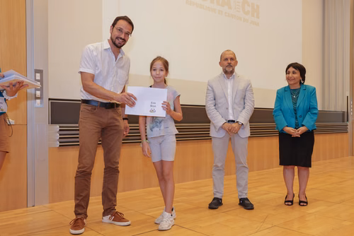 Remise des attestations aux participantes et participants aux cours organisés par le Service de Promotion des Sciences dans le canton du Jura. Avec la participation, pour cette édition, du ministre de l'enseignement, Martial Coutet et du vice-président pour l’innovation et l’impact, Edouard Bugnon