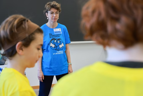La 10ème édition du championnat de science par équipes, "Curieux et inventifs", permet à des jeunes filles et garçons de 8 à 15 ans de développer leur goût de la réflexion et de la recherche scientifique. Ils peuvent ainsi dévoiler leur inventivité dans une ambiance ludique et créative.
