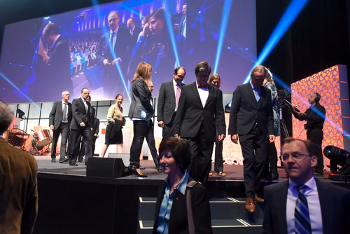  La traditionnelle cérémonie de la Magistrale a mis les diplômés 2018 à l'honneur. Ils l'attendaient depuis cinq ans: ce samedi était enfin le jour de la remise des diplômes de Master de l'EPFL pour 1043 étudiants. Cet événement a réuni 3000 personnes au STCC, dont les étudiants et leur famille, leurs professeurs et de nombreux invités, parmi lesquels le Conseiller fédéral Guy Parmelin.