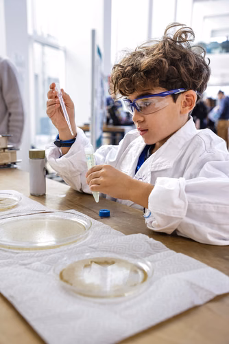 La découverte des sciences et des technologies au cœur du campus, pour les adultes et les enfants.