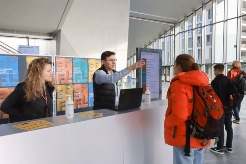 Un événement d’envergure pour préparer son avenir. Comme chaque année, l’EPFL, via son Service de promotion de l’éducation et en collaboration avec ses facultés, se réjouit d'accueillir les gymnasiennes et gymnasiens sur son campus. L’École propose de venir découvrir ses filières de formation, sa communauté estudiantine, son corps enseignant, ses équipes de recherche, les divers services dédiés aux étudiantes et étudiants débutant à l’EPFL, ainsi que les multiples associations chargées d’animer la vie socia