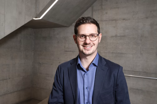 Au 1er mars 2022, le campus EPFL Valais Wallis aura un nouveau directeur opérationnel, en la personne de Vincent Hiroz, actuel adjoint au directeur. Il remplacera Marc-André Berclaz qui prendra sa retraite.