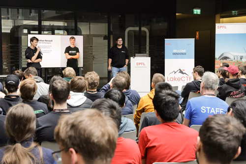 Capture The Flag (capture du drapeau) ou CTF est une compétition de cybersécurité dont le but est de faire de l’ingénierie inverse, de décrypter et de pirater des systèmes informatiques pour capturer des drapeaux et gagner des points pour son équipe. Cérémonie des prix