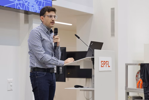 After two months of conducting research in an EPFL laboratory, the interns will present their research projects in the form of a poster or a short oral presentation (My research in 180 sec) to a selected audience including professors, donors, organizers as well as the cohort of interns.