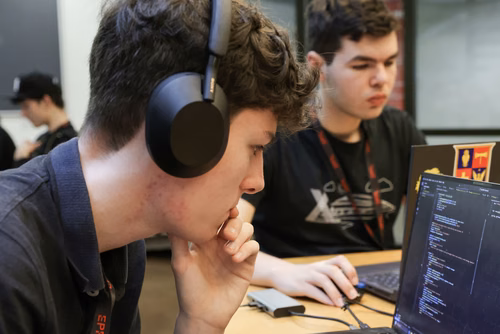 Capture The Flag (capture du drapeau) ou CTF est une compétition de cybersécurité dont le but est de faire de l’ingénierie inverse, de décrypter et de pirater des systèmes informatiques pour capturer des drapeaux et gagner des points pour son équipe. Final