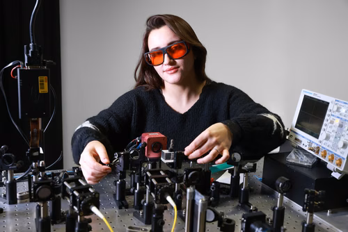 Originaire de Tunisie, Ghalia Dhaoui est arrivée à l’EPFL pour faire un bachelor en micro-ingénierie. Au printemps prochain, elle obtiendra son diplôme de la toute première promotion de master en sciences et ingénierie quantiques de l’EPFL, où elle est spécialisée dans le matériel quantique.