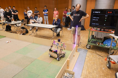 Quatre équipes de trois étudiants ont travaillé pendant un semestre pour concevoir et construire un robot de A à Z. Lors de la compétition, chacun des robots aura 10 minutes pour récolter le plus grand nombre de bouteilles vides et les ramener à la station de recyclage.