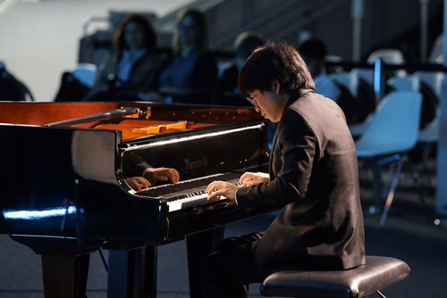 Dans le cadre de l’exposition Musica ex Machina, EPFL Pavilions présente un concert exceptionnel entre mathématiques, musique et pensée computationnelle, donné par le pianiste, compositeur et improvisateur américano-taïwanais Kit Armstrong.