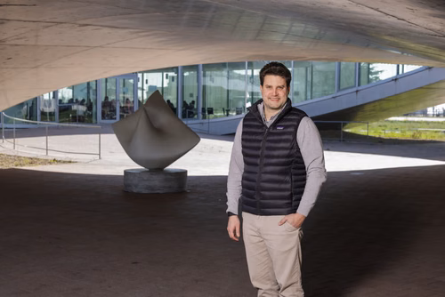 À peine son Master en poche, Raphaël Gindrat cofonde la start-up Bestmile en 2014, dont le covid et la conjoncture ont eu raison en 2021. Fort de toutes les compétences acquises dans l’aventure, il crée en 2024 une nouvelle entreprise active dans l’acquisition et l’aide au développement de PME.