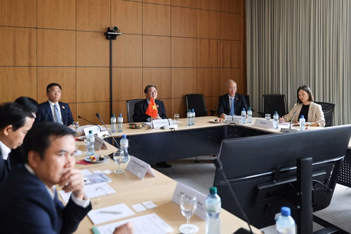 Visite d'une délégation du gouvernement vietnamien le 29 juillet 2025 à l'EPFL. Parmi le groupe, S.E. M. Le Thanh Long, Vice-premier ministre, et S.E. M. Nguyen Duc Hai, Vice-Président de l’Assemblée nationale, ainsi que des représentants de ministères clés et d’institutions nationales. La délégation a été accueillie par Ambrogio Fasoli, Vice-président pour les Affaires Académiques de l’EPFL, par Antoine Jourdan, directeur de SIP West EPFL et par Gillian Olivieri, directrice adjointe des Affaires internatio