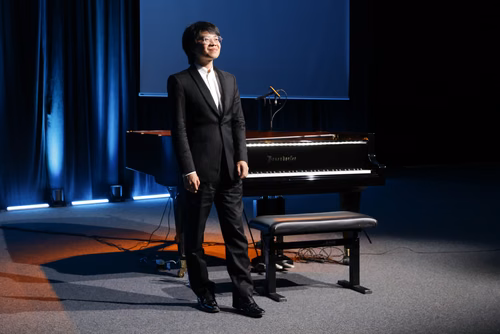 Dans le cadre de l’exposition Musica ex Machina, EPFL Pavilions présente un concert exceptionnel entre mathématiques, musique et pensée computationnelle, donné par le pianiste, compositeur et improvisateur américano-taïwanais Kit Armstrong.