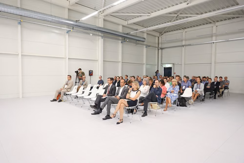 Après 3 ans de travaux, l’EPFL inaugure aujourd’hui sa nouvelle centrale thermique qui permet au campus lausannois de se chauffer et de se refroidir intégralement avec l’eau du lac et en exploitant la chaleur dégagée par son centre de données. Pour l’École, il s’agit d’une étape majeure en vue d’atteindre la neutralité carbone.
