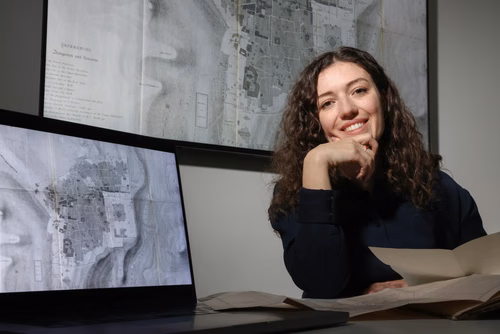 Beatrice Vaienti, assistante-doctorante en humanités digitales à l’EPFL, utilise des outils informatiques pour étudier les erreurs sur les cartes de Jérusalem datant du XIXe siècle.