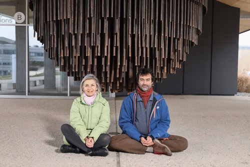 A l'EPFL, Monique Borcard-Sacco et Xavier Gravend-Tirole pratiquent des approches différentes de la méditation mais poursuivent le même but : un plus grand bien-être et une meilleure santé mentale pour les personnes qu’ils embarquent dans ce voyage intérieur.