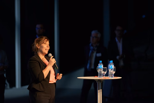 22 entrepreneurs ont participé au concours de “pitch” devant 400 personnes lors de la Startup Champions Seed Night coorganisée par l’EPFL Alumni et venturelab au Forum Rolex Learning Center. Tej Tadi (PhD SV’11), fondateur et CEO de MindMaze, était l’invité d’honneur de cette édition.