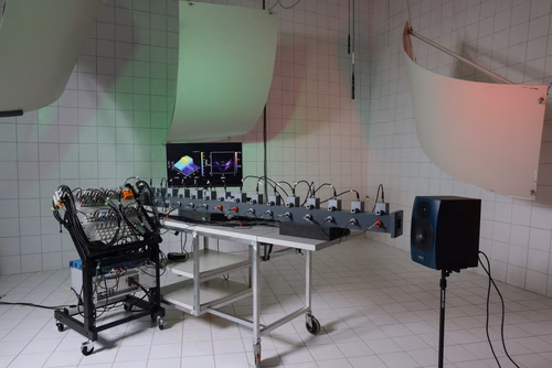 Des scientifiques de l’EPFL ont conçu un système acoustique pour dépasser les contraintes de la physique quantique et étudier comment les atomes communiquent dans la matière condensée. Ils espèrent construire la version acoustique d’un ordinateur quantique.