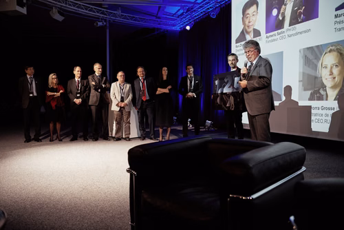 La première édition du gala EPFL Alumni a réuni près de 650 diplômé.es au Rolex Learning Center. Ils ont pu participer à une soirée festive et entendre le Prof. Patrick Aebischer – Président de l’EPFL jusqu’à fin 2016 – et le Prof. Martin Vetterli – Président de l’EPFL dès 2017 – échanger sur la transmission de Présidence.
