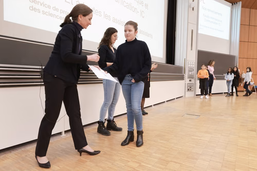 Journée à la découverte des Sciences Remise attestations "Internet & Code pour les filles" Service de la promotion des Sciences de l'EPFL 