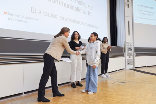 Journée à la découverte des Sciences Remise attestations "Internet & Code pour les filles" Service de la promotion des Sciences de l'EPFL 