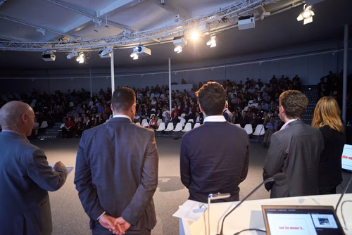 19 entrepreneurs ont “pitché” devant près de 300 personnes lors de la Startup Champions Seed Night coorganisée par l’EPFL Alumni et venturelab au Forum Rolex Learning Center. Daniel Yanisse (MT’12), CEO et co-fondateur de Checkr, était l’invité d’honneur de cette édition.