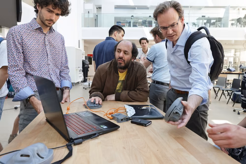 L’Assistive Technologies Challenge, a pour objectif de donner la possibilité aux étudiants de concevoir et de développer, pour et avec des personnes en situation de handicap, des solutions technologiques manifestes.