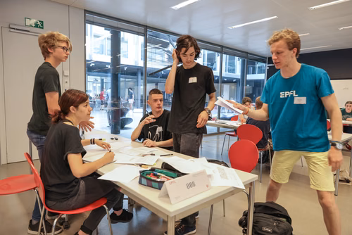 Le concours Alkindi-suisse est une compétition de cryptographie qui a lieu chaque année et ouverte aux classes de 9e, 10e et 11e secondaires. Il est organisé par l’EPFL, les associations Animath et France-ioi. La participation est entièrement gratuite.