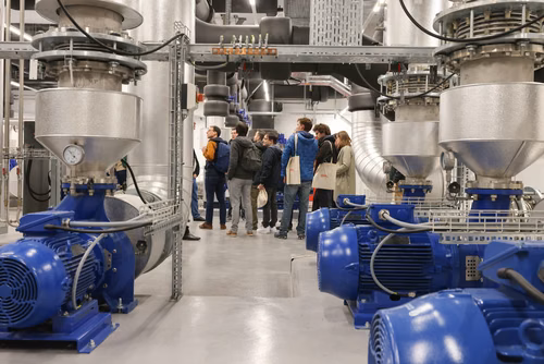 Cette année, la Faculté informatique et communications célèbre son 20e anniversaire, une étape importante dans un domaine qui s’est transformé au cours des deux dernières décennies. Durant cette période, des milliers d’étudiantes et étudiants en bachelor, en master et en doctorat ont obtenu leur diplôme, et ont ensuite contribuer à l’évolution de la branche, tant dans le milieu universitaire que dans le secteur privé.